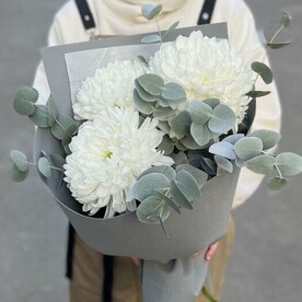 Стильный букет из хризантем с ароматным эвкалиптом