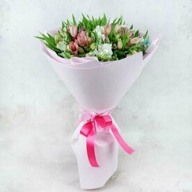 Букет из разноцветных альстромерий