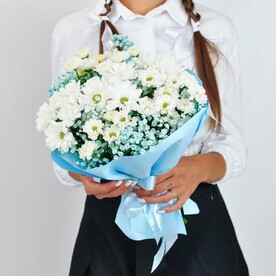 Букет из ромашек с гипсофилой