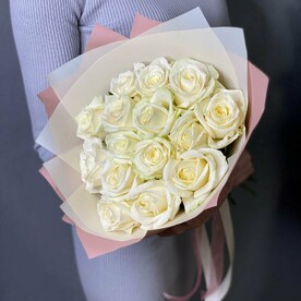 15 белых роз в дизайнерской упаковке
