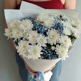 Букет из хризантем и гипсофилы