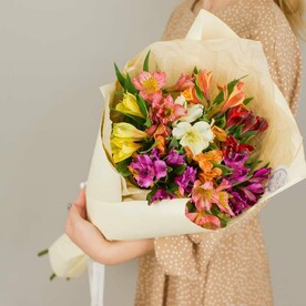 Комплимент из цветных альстромерий