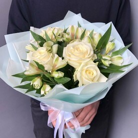 Нежный букет из белых роз и альстромерии