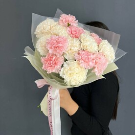 Нежный букет из сортовых диантусов