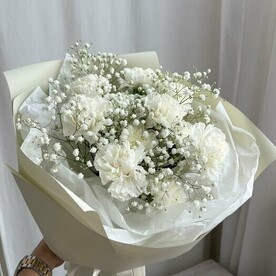 Воздушный букет диантусов с гипсофилой