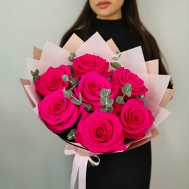 Букет из 7 ароматных роз с эвкалиптом