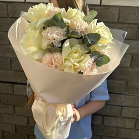 Букет с гвоздиками и розой