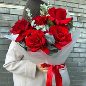 5 Красных роз с эвкалиптом