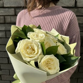 7 Белых роз в дизайнерской упаковке