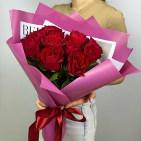 11 Красных роз в дизайнерской упаковке