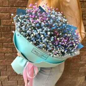 Букет из радужной гипсофилы в голубой упаковке