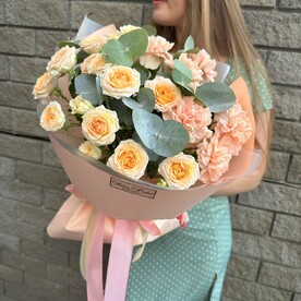 Букет с гвоздикой и кустовой розой