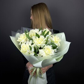 Нежный букет из роз и альстромерии