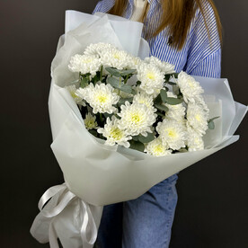 Букет из кустовой хризантемы и эвкалипта