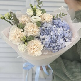 Букет с голубой гортензией,диантусами и эустомой