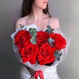 Букет красная французская роза и эвкалипт