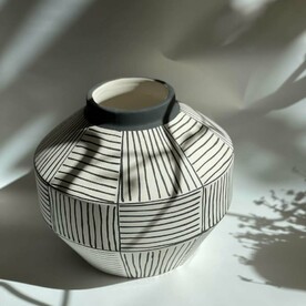 Ваза керамическая чёрно-белая низкая