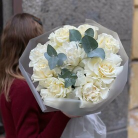 Букет 9 белых французских роз с эвкалиптом