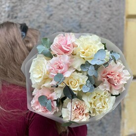 Букет 9 французских роз нежный микс с эвкалиптом