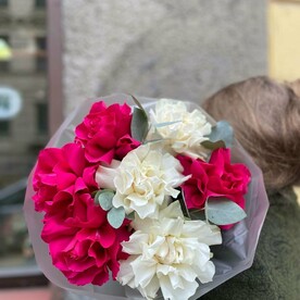 Букет из 7 французских роз яркий микс с эвкалиптом