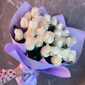 25 белых роз