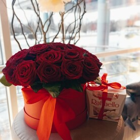 Коробка из красных роз и конфет Рафаэлло