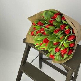 Тюльпаны красные 35 штук в крафтовой упаковке