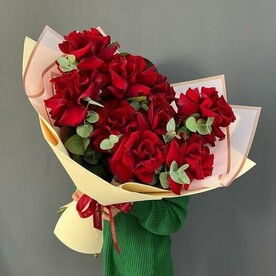 Букет 9 красных французских роз с эвкалиптом