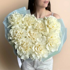 Красивый букет белые французские розы