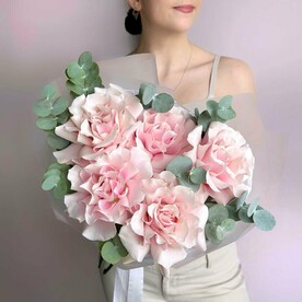 Нежный букет розовые французские розы и эвкалипт