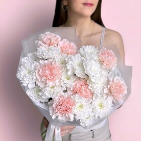 Воздушный нежный букет розовый диантус и кустовая хризантема