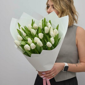 Весенний букет из 25 белых тюльпанов