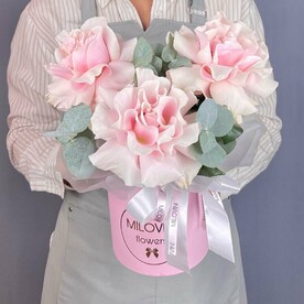 Цветы в коробке из 3 французских роз и эвкалипта