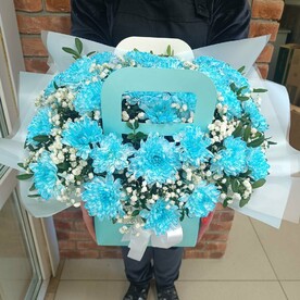 "Голубой фреш" Голубая хризантема с белой гипсофилой и зеленью