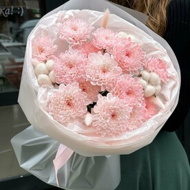 Авторский Букет: Нежные кустовые хризантемы, лагуруса и хлопками 🤍🩷️