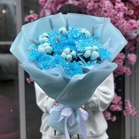 Авторский букет: голубая хризантема, хлопок и лагурус 🩵