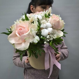 Шляпная коробка из Француской розы ,альстромерии и хлопка