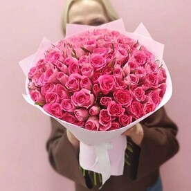 На 8 Марта — букет из 101 кенийской розы.