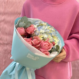 Букет с гортензией и пионовидными розами