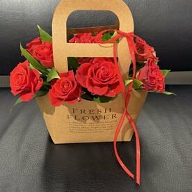 Алые розы в Крафт сумке