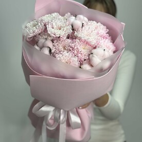 Нежный букет из кустовой хризантемы и хлопка, розовый