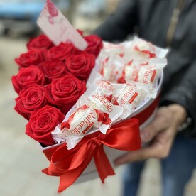 Коробка сердце с розой и Рафаэлой