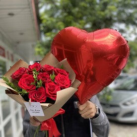 «Любовь» букет красных роз с сердцем