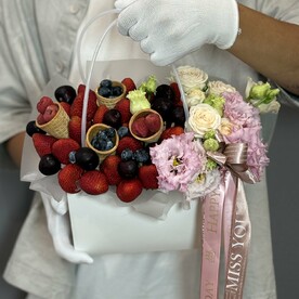 Сумочка с цветами клубникой голубикой и малиной