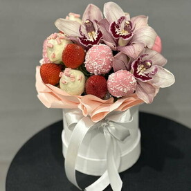 Коробочка клубника в бельгийском шоколаде Орхидея