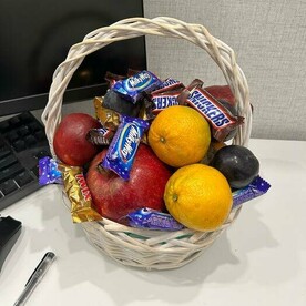 Корзина фруктов с конфетами