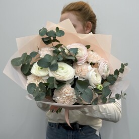 Букет из Ранункулюсов, кружевных диантусов и эвкалипта
