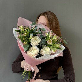 Букет из ранункулюсов и альстромерии