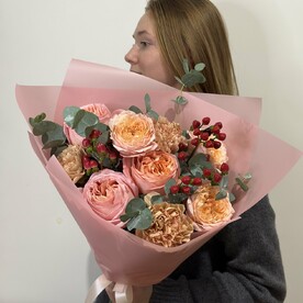 Букет из пионовидных роз, кружевных диантусов