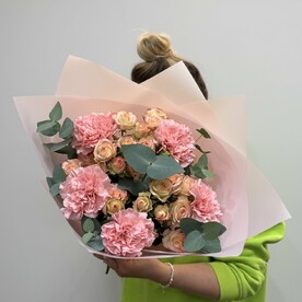 Букет из кустовой розы и диантусов